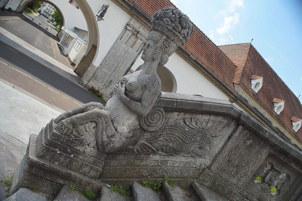 Weibliche Figur an der Freitreppe zur Sprudeleinfassung 
"Großer Sprudel" Bad Nauheim